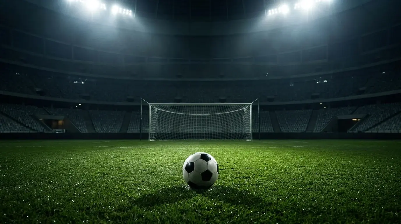 Fodbold på plænen under projektørlys på et stadion efter en afgjort VM-slutspilskamp